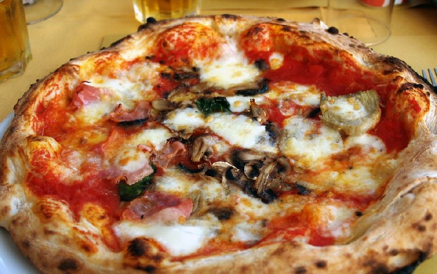 Leckere Pizza Funghi frisch aus dem Steinofen auf dem Tisch angerichtet wie beim Restaurant, Pizzeria Pizza Time mit leckeren italienischen Pizzen. Der Imbiss mit Lieferservice in Oldenburg.